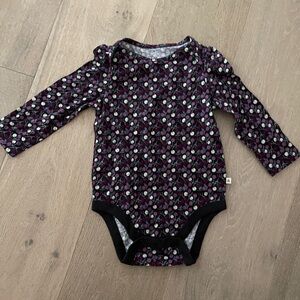 Baby gap bodysuit